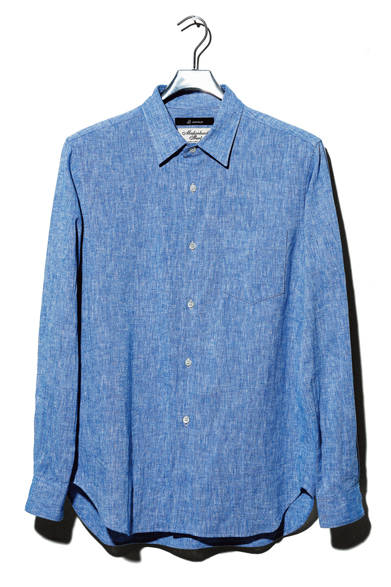 綿麻のシャンブレー素材を使ったメンズのレギュラーカラーシャツは、洗い晒しのラフな風合いが魅力