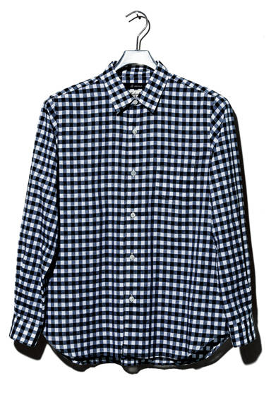 シルク混のギンガムチェックを用いたレディースのシャツは、カジュアルな印象だが上品な佇まい