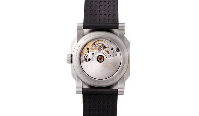 ムーブメントは特別にミューレ・グラスヒュッテから供給を受けた自動巻きを使用。