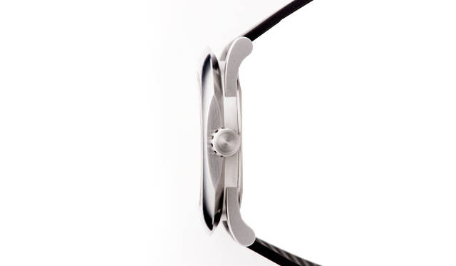 よく見ると、リューズから上下にケースがわかれている二層構造であることが、わかる。