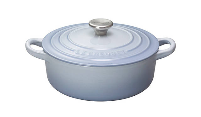 <strong>ココット・ジャポネーズ</strong><br />カラー｜コースタルブルー<br />価格｜2万2000円（直径18cm、重量2.2kg、容量1.5L） <br />※　リッド・スタンド付き