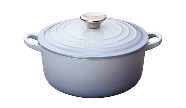 <strong>ココット・ロンド</strong>カラー｜コースタルブルー<br />価格｜<br />2万5000円（直径18cm、重量2.3kg、容量1.8L）<br />3万円（直径20cm、重量2.8kg、容量2.4L）<br />3万3000円（直径22cm、重量3.5kg、容量3.3L）<br />※　リッド・スタンド付き