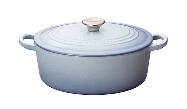 <strong>ココット・オーバル</strong><br />カラー｜コースタルブルー<br />価格｜2万5000円（長径25cm、重量3.7kg、容量3.2L） <br />※　リッド・スタンド付き