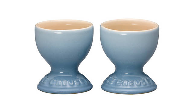 <strong>エッグ・スタンド（2個入り）</strong><br />カラー｜コースタルブルー、サーモンピンク、カスタードイエロー<br />価格｜2500円（直径5.5×高さ6cm）