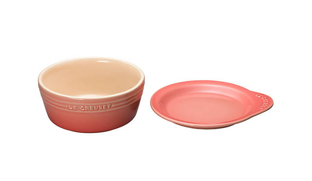 <strong>プレート・オン・ディッシュ</strong><br />カラー｜コースタルブルー、サーモンピンク、カスタードイエロー<br />価格｜4000円（プレート直径12cm、ディッシュ直径13×高さ6cm、容量440mL）