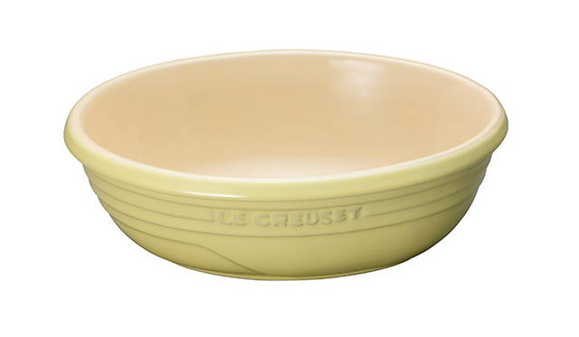 <strong>サービングボール（S）</strong><br />カラー｜コースタルブルー、サーモンピンク、カスタードイエロー<br />価格｜3000円（縦14×横18×高さ6.5cm、容量540mL）