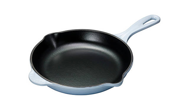 <strong>スキレット</strong><br /> カラー｜コースタルブルー、シフォンピンク、チェリーレッド、オレンジ<br /> 価格｜1万8000円（直径20cm、重量1.5kg）<br /> ※　ハンドル・グローブ、レシピ本付き