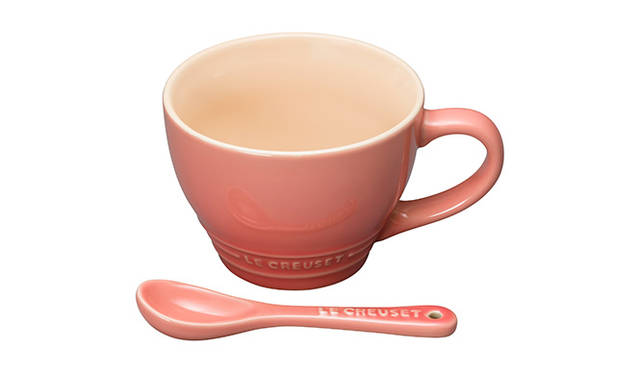 <strong>スープ・マグ＆スプーン</strong><br />カラー｜コースタルブルー、サーモンピンク、カスタードイエロー<br />価格｜4000円（直径11.5×高さ8.5cm、容量380mL）