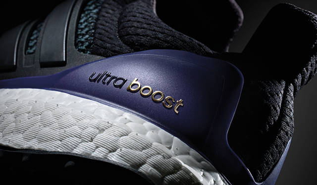 アキレス腱の自由な動きを可能にするあたらしいヒールカウンターを採用。丹念に形状が調整されたエクスターナルヒールカウンターは踵を包み込み、蹴り出し時のアキレス腱の伸びに適応する。また、非常に薄くて軽い中敷はランナーの足のフォームに適応し、まるで自分のためにカスタマイズされたシューズかのような履き心地を感じられる