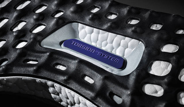 あたらしい「TORSION®SYSTEM（トルションシステム）」も中足部に搭載。これにより、プロネーション（足部のねじれ運動）を制御し、着地の安定感とコントロール性能を向上させて、より滑らかな重心移動を実現する