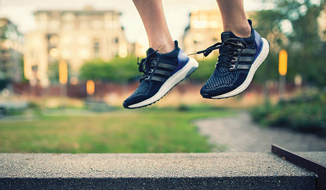 最新のテクノロジーをスマートなデザインに落とし込んだウルトラ ブーストは、ランニングシーンだけではなく、デイリーなスタイルにもマッチする