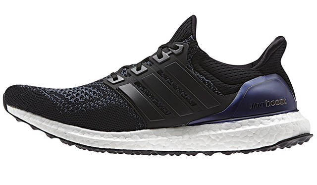 従来のミッドソール素材の主流はEVA（Ethylence-Vinyl Acetate［エチレン‐酢酸ビニル共重合樹脂］）だった。BOOST™ フォームは、発泡された個々のE-TPU［Expanded TPU particle foam]発泡熱可塑性ポリウレタンビーズ］内に微細で均一な独立気泡を閉じ込め、小さなエネルギーカプセルが発泡し、連結したもの。これにより、長期にわたって、またどのような環境下においても従来素材より高い衝撃吸収性と反発力を発揮