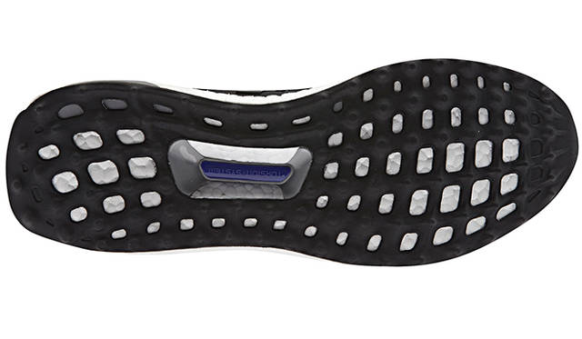 ウルトラ ブーストはBOOST™フォームのパフォーマンスを最大化するためにつくられている。そして、搭載されているもっとも先進的な機能は、新開発のアウトソール「ストレッチウェブアウトソール」