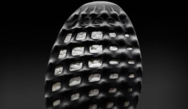 クッション性が必要なところは粗く、反発力・安定性が必要なところは細かい網目状にすることで、BOOST™ フォームの形状変化と足の動きに適応してクッション性を最大化する。同時に、スムーズな重心移動と高い反発力・安定性を実現。蹴り出し時には、突起形状がBOOST™フォームを押し上げ、ランナーはかつてない推進力を体験する