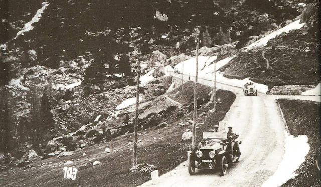 戦前の自動車メーカーの多くがそうであるように、ロールス・ロイスも過酷な環境のレースに参加し、信頼性をひとびとに証明した