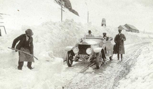 戦前の自動車メーカーの多くがそうであるように、ロールス・ロイスも過酷な環境のレースに参加し、信頼性をひとびとに証明した。写真は1913年ポルドイ峠