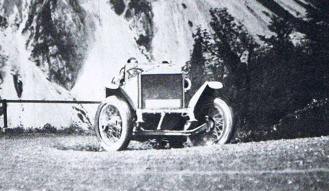 戦前の自動車メーカーの多くがそうであるように、ロールス・ロイスも過酷な環境のレースに参加し、信頼性をひとびとに証明した。この写真は1914年アルペンラリーを走る「シルバーゴースト」