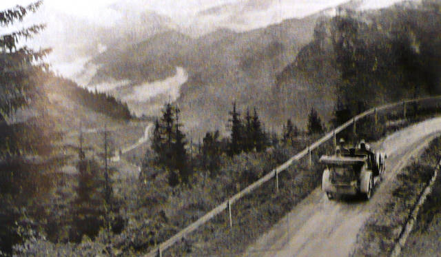 戦前の自動車メーカーの多くがそうであるように、ロールス・ロイスも過酷な環境のレースに参加し、信頼性をひとびとに証明した