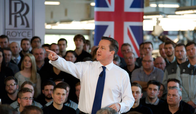 グッドウッドの工場を見学する、デービッド・キャメロン首相