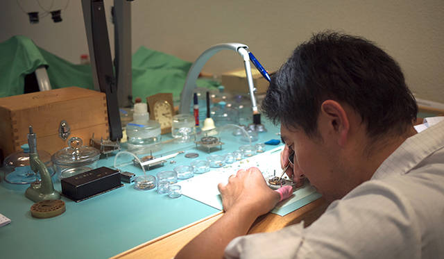 ここが関口氏のエタブリ（時計の作業机）