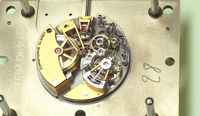 1時位置付近をじっくり見てほしい。透明な板のようなものは、繊細な素材のサファイアクリスタル製。組み立ては、困難を極める。