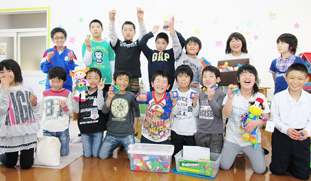 ハタチ基金がサポートしている「みなみそうまラーニングセンター」。子どもたちの心のケアを、震災および原発事故後に困難な環境におかれている発達障がい児を中心に、南相馬市教育委員会と連携し、現地の児童クラブやラーニングセンター「ふみだす未来の教室」にておこなっている