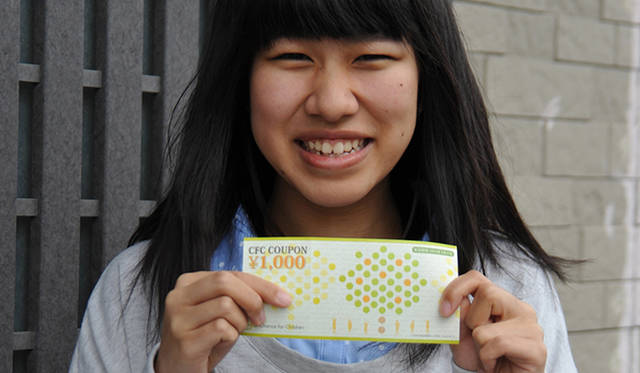 ハタチ基金がサポートしている「学校外教育バウチャー提供事業」。塾・予備校・習い事などの教育サービスに利用できる“奨学クーポン”を被災した子どもたちに無償で提供。また、大学生などのボランティアが、月に1回学習や進路の相談に応じ、子どもたちのサポートをおこなう