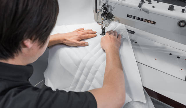 コンセプトカーの製作は手作業でおこなわれる