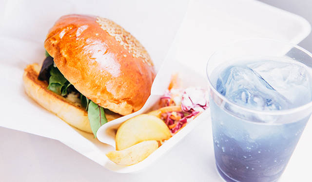 フードコーナーでは、2ショップ出店。東京・三宿「kong tong」のハンバーガーとオリジナルカクテル「Manta」