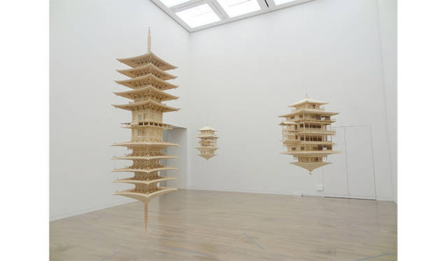 岩崎貴宏［左］ リフレクション・モデル （瑠璃）　「DOMANI・明日展」展示風景、2014年（国立新美術館、東京）　ARATANIURANO