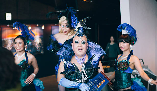 ドラァグクイーンや華やかな踊り子達がエントランスでお出迎え