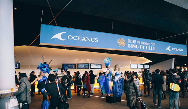 エントランスには、ドラァグクイーンや踊り子たち