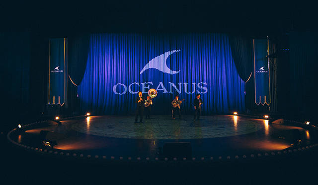 開演前の場内。カシオの最高峰モデル「オシアナス」のロゴがブルーのカーテンに輝く