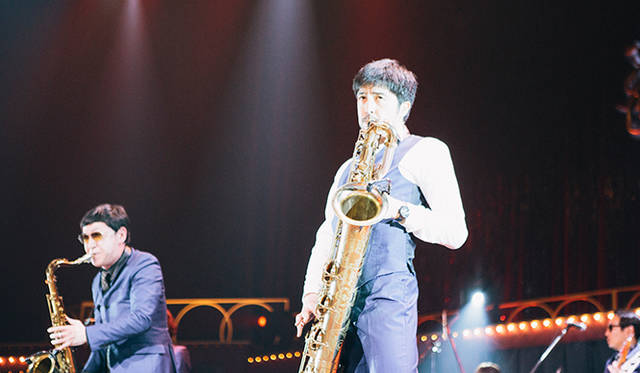  演奏中のスカパラの谷中 敦氏の腕にも、オシアナスが輝いていた