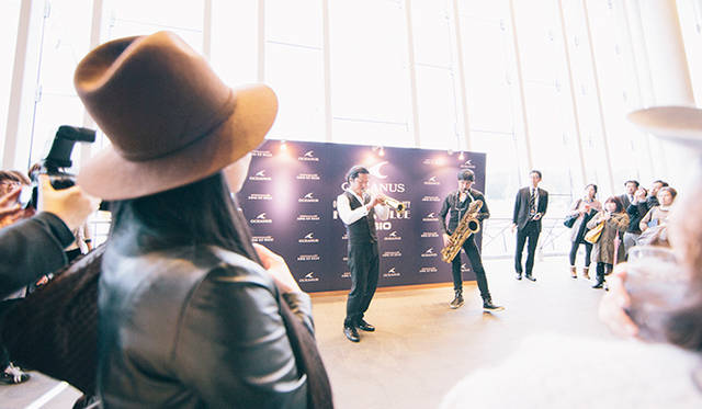 藤枝伸介氏とスカパラの谷中 敦氏による、2 of a kind がサプライズで開演前のロビーでライブ