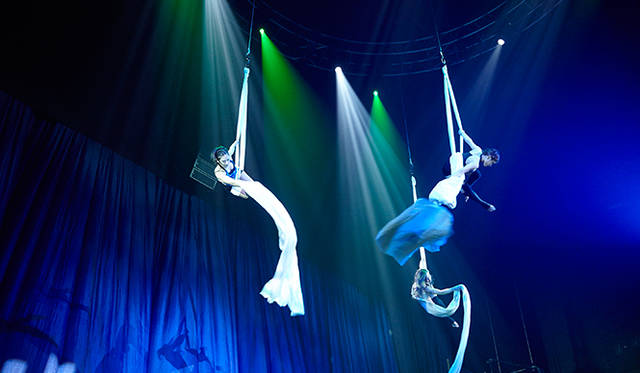 観客の頭上で、アクロバットダンスを披露したG-Rockets　