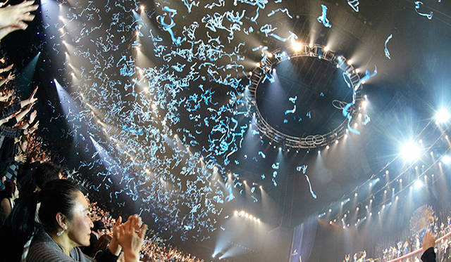 終演時に会場にオシアナスブルーのリボンが舞い散った