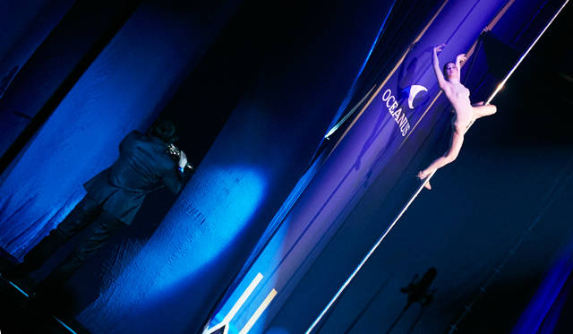 8mのポールを使った圧巻のパフォーマンス