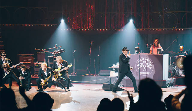 横山剣氏のいつものキメポーズ