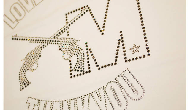 背面に施されたスワロフスキークリスタル