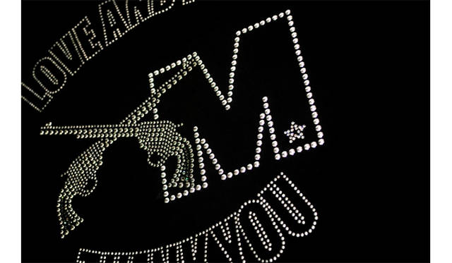 背面に配されたスワロフスキーメタル