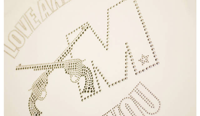 背面に施されたスワロフスキーメタル