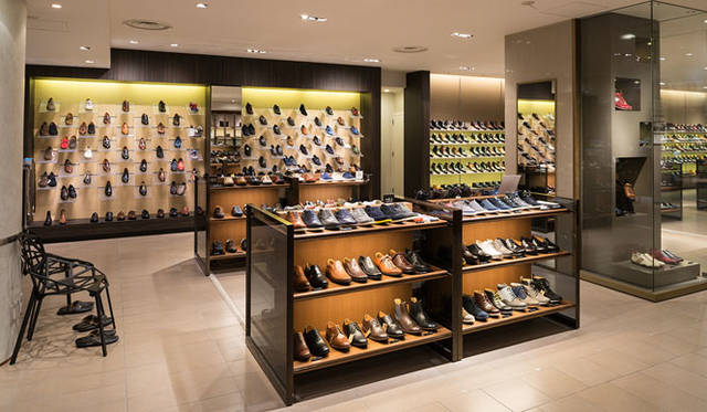 「COLE HAAN（コールハーン）」のカジュアルなモデルも見受けられる。スニーカーブランド「FREGINO（フレジーノ）」では銀座限定のモデルも揃う