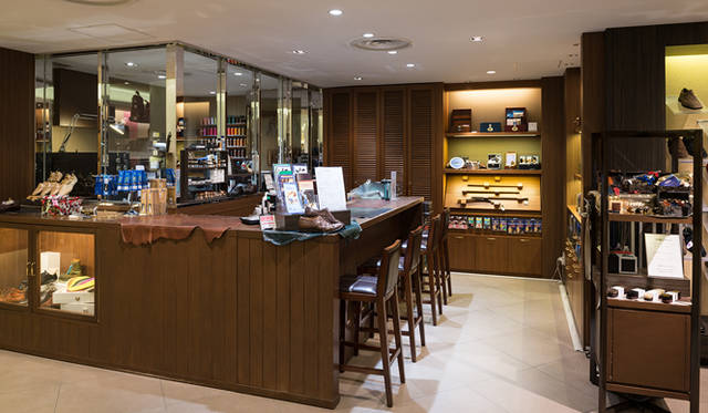 オールソール修理なども受け付ける「シューケア＆リペア工房」（直通 Tel. 03-3535-9637）