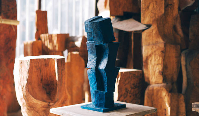 彫刻家・矢崎良祐さんの自宅に隣接するアトリエ兼倉庫にて、今回のコラボレーション作品『Urusuodok』を撮影した。窓から差し込むやわらかい光を受け、鮮やかに、静かに“鼓動する”音が聞こえてきそうな気がする