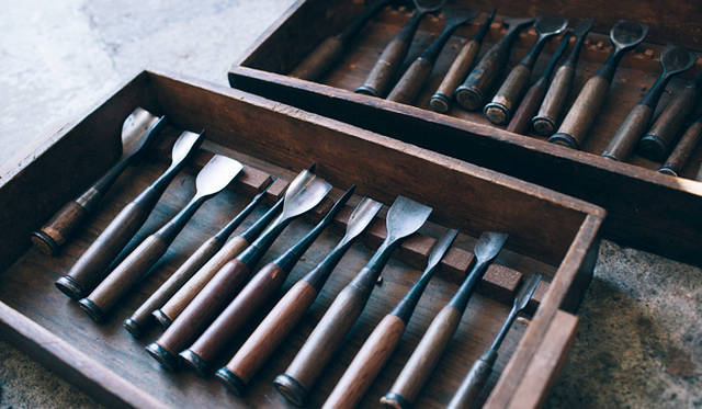 古い三段の木箱には、彫刻家であった祖父・矢崎虎夫さんから受け継ぎ、いまも大切に使っているノミや小刀が収められている。「法隆寺の再建にも、祖父はこの道具箱を持って駆けつけたようです」と矢崎さん