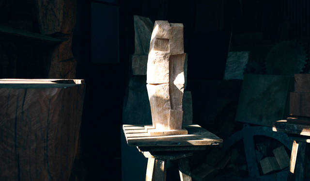 光の当たり方、見る角度によって異なる表情を生み出すのも、矢崎さんの彫刻作品の特徴だ