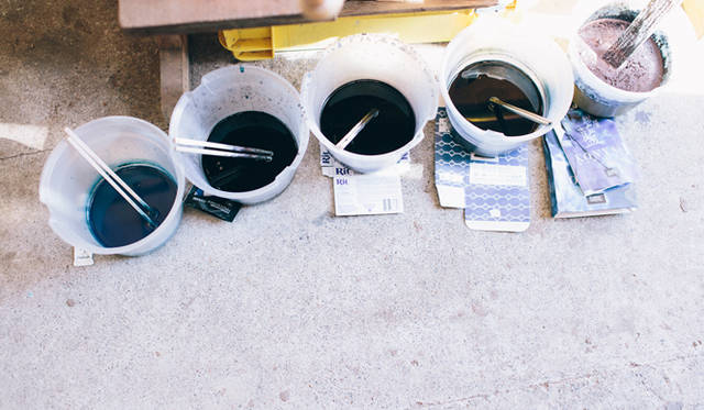 さまざま染料を試してたどり着いた答え。それは、日本画で使われる天然顔料であり、ジーンズのインディゴに近似する「藍群青（あいぐんじょう）」だった