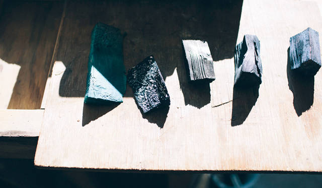 おなじヒノキの端材に着色し、色の定着の具合や変化を確認したという