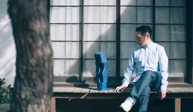 日本家屋の縁側にも不思議とマッチする、インディゴブルーの『Urusuodok』と矢崎さん